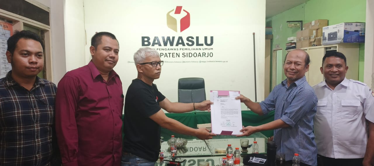 Tim pemenang Subandi-Mimik, saat laporkan ke Bawaslu Sidoarjo