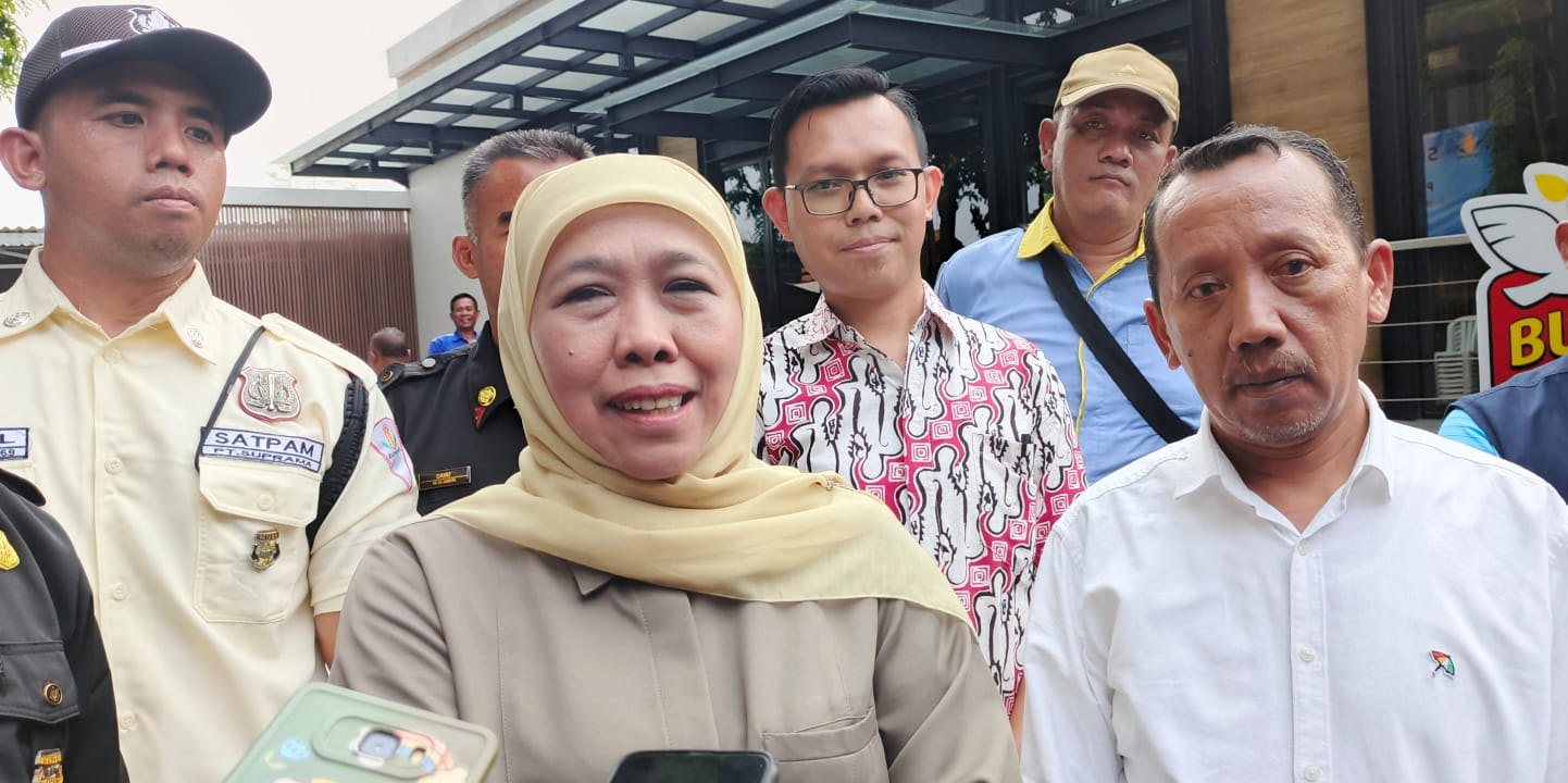 Khofifah Indar Parawansa Sapa Pekerja Pabrik Mie di Sidoarjo 