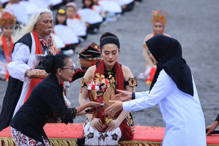 Dari Papua hingga Amerika, Penari Diaspora Merinding Ikuti Prosesi ...